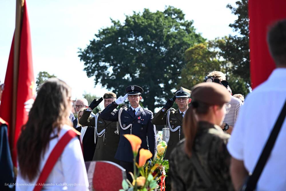 Uroczystość oznaczenia grobu śp. Edmunda Małeckiego znakiem pamięci „Tobie Polsko”. Fot.: Aleksandra Kalka-Kopydłowska (Urząd Miasta Inowrocławia)