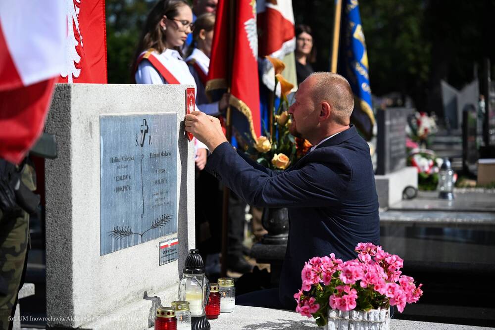 Uroczystość oznaczenia grobu śp. Edmunda Małeckiego znakiem pamięci „Tobie Polsko”. Fot.: Aleksandra Kalka-Kopydłowska (Urząd Miasta Inowrocławia)