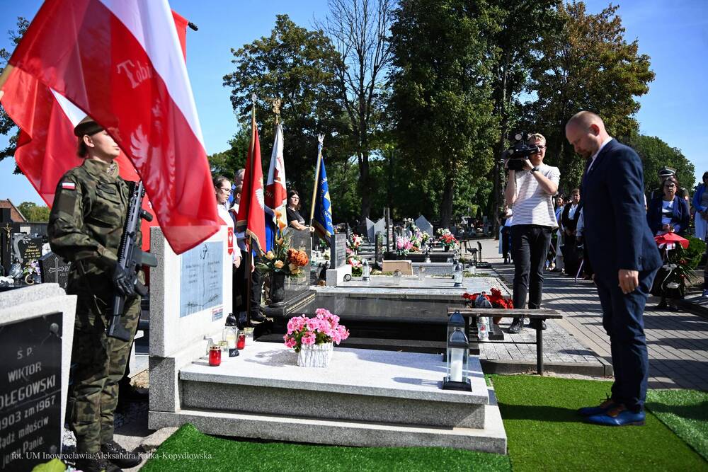 Uroczystość oznaczenia grobu śp. Edmunda Małeckiego znakiem pamięci „Tobie Polsko”. Fot.: Aleksandra Kalka-Kopydłowska (Urząd Miasta Inowrocławia)