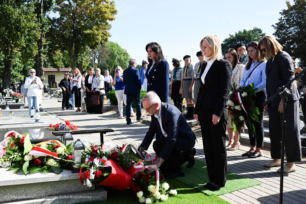 Uroczystość oznaczenia grobu śp. Edmunda Małeckiego znakiem pamięci „Tobie Polsko”. Fot.: Aleksandra Kalka-Kopydłowska (Urząd Miasta Inowrocławia)
