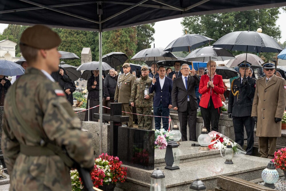 Uroczystość oznaczenia grobu powstańca śląskiego Leopoldyny Staweckiej znakiem pamięci „Tobie Polsko”. Fot.: IPN Krzysztof Łojko