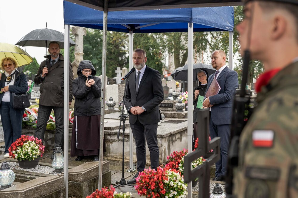 Uroczystość oznaczenia grobu powstańca śląskiego Leopoldyny Staweckiej znakiem pamięci „Tobie Polsko”. Fot.: IPN Krzysztof Łojko