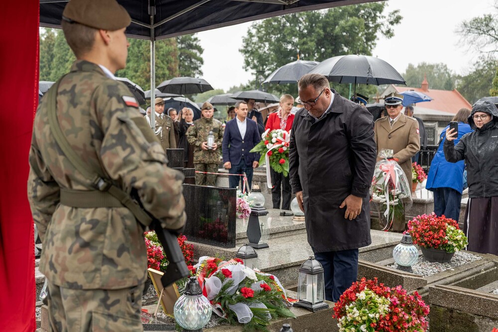Uroczystość oznaczenia grobu powstańca śląskiego Leopoldyny Staweckiej znakiem pamięci „Tobie Polsko”. Fot.: IPN Krzysztof Łojko