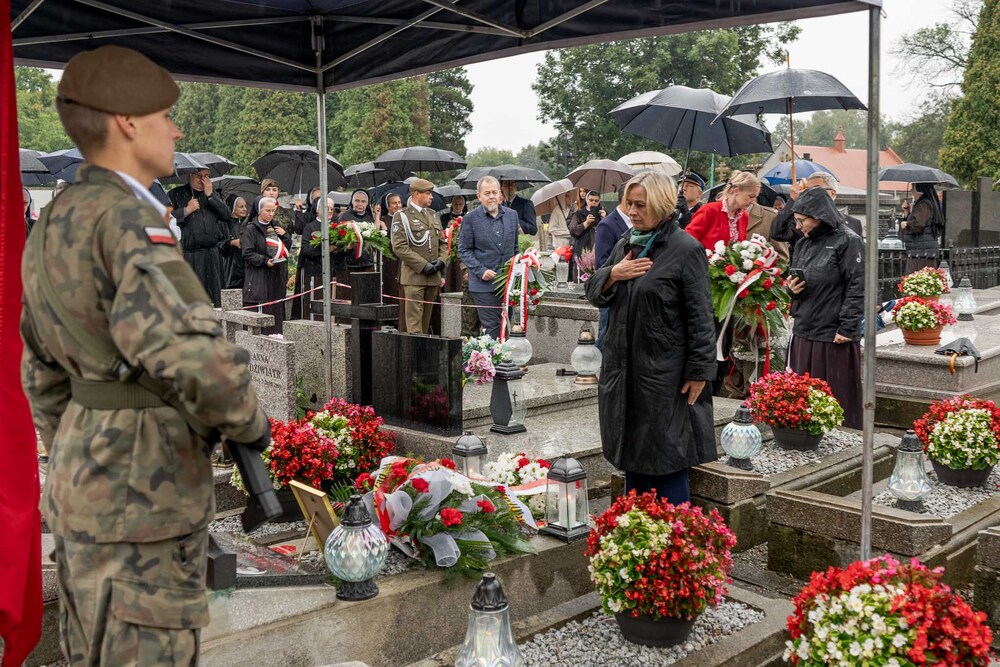 Uroczystość oznaczenia grobu powstańca śląskiego Leopoldyny Staweckiej znakiem pamięci „Tobie Polsko”. Fot.: IPN Krzysztof Łojko