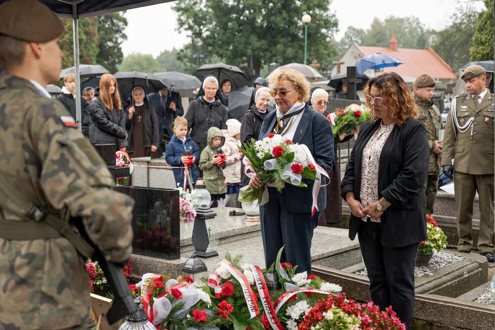 Uroczystość oznaczenia grobu powstańca śląskiego Leopoldyny Staweckiej znakiem pamięci „Tobie Polsko”. Fot.: IPN Krzysztof Łojko