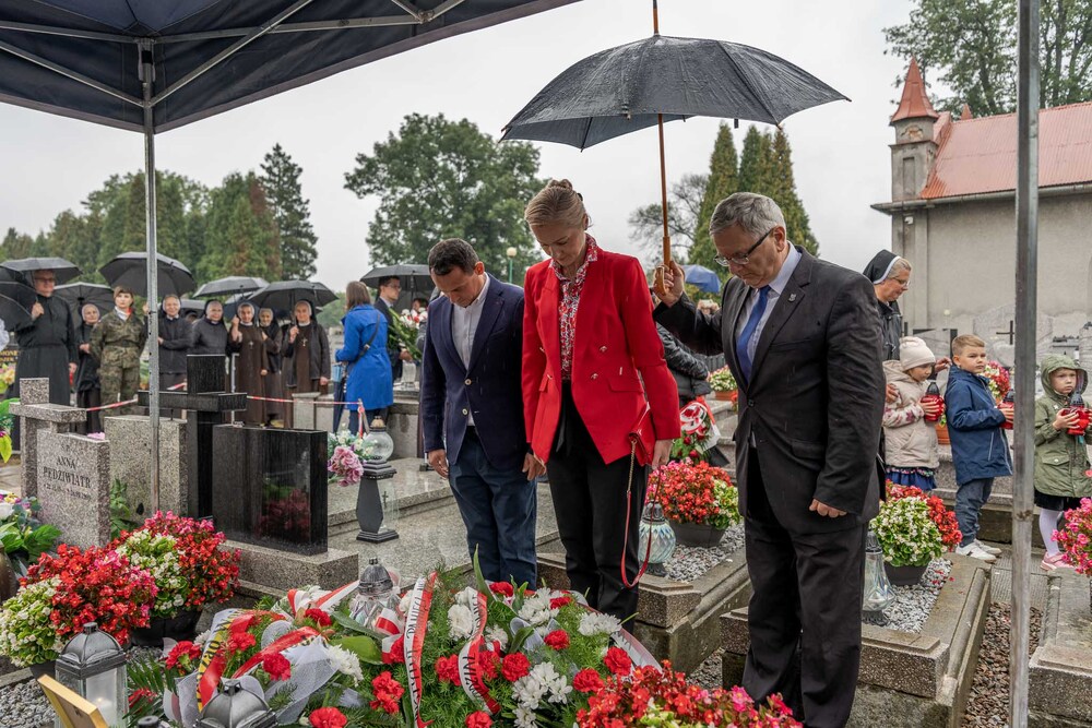 Uroczystość oznaczenia grobu powstańca śląskiego Leopoldyny Staweckiej znakiem pamięci „Tobie Polsko”. Fot.: IPN Krzysztof Łojko