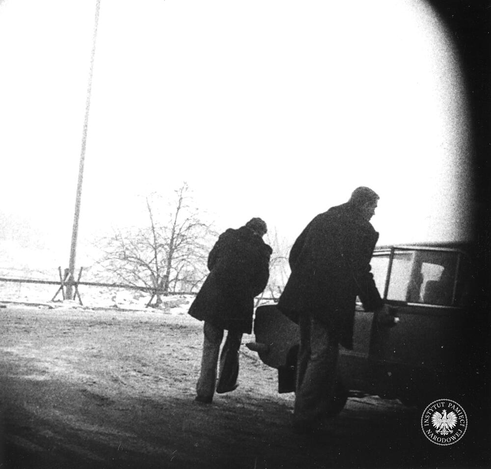 Przykładowa fotografia operacyjna, wykonana z ukrycia podczas obserwacji. Dwaj mężczyźni wsiadają do Fiata 125 p w okolicy ul. Francuskiej w Katowicach. Zdjęcie zrobiono w styczniu 1982 r. (IPN Ka 435/7)