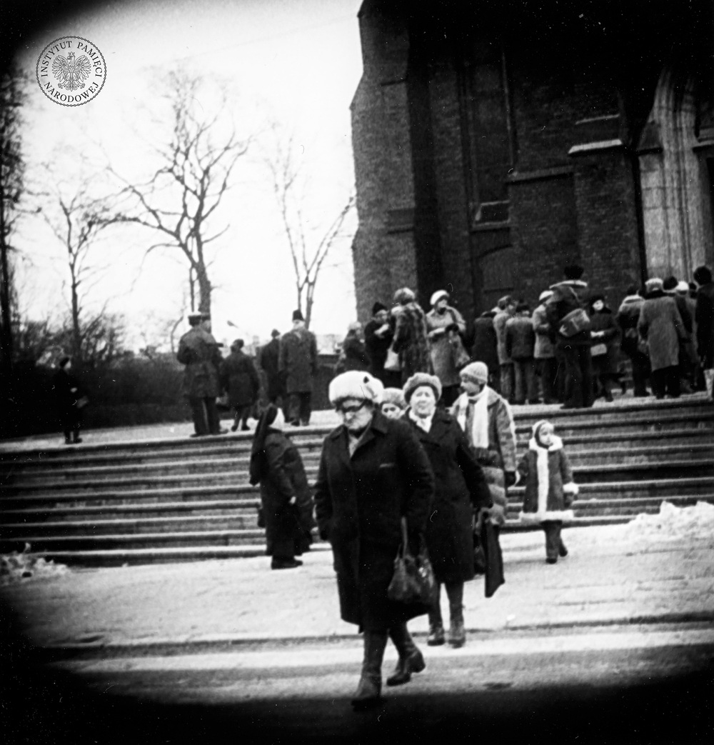 Przykładowa fotografia operacyjna, wykonana z ukrycia podczas obserwacji osób wychodzących z kościoła pw. Najświętszego Serca Pana Jezusa w Mysłowicach (IPN Ka 435/20)
