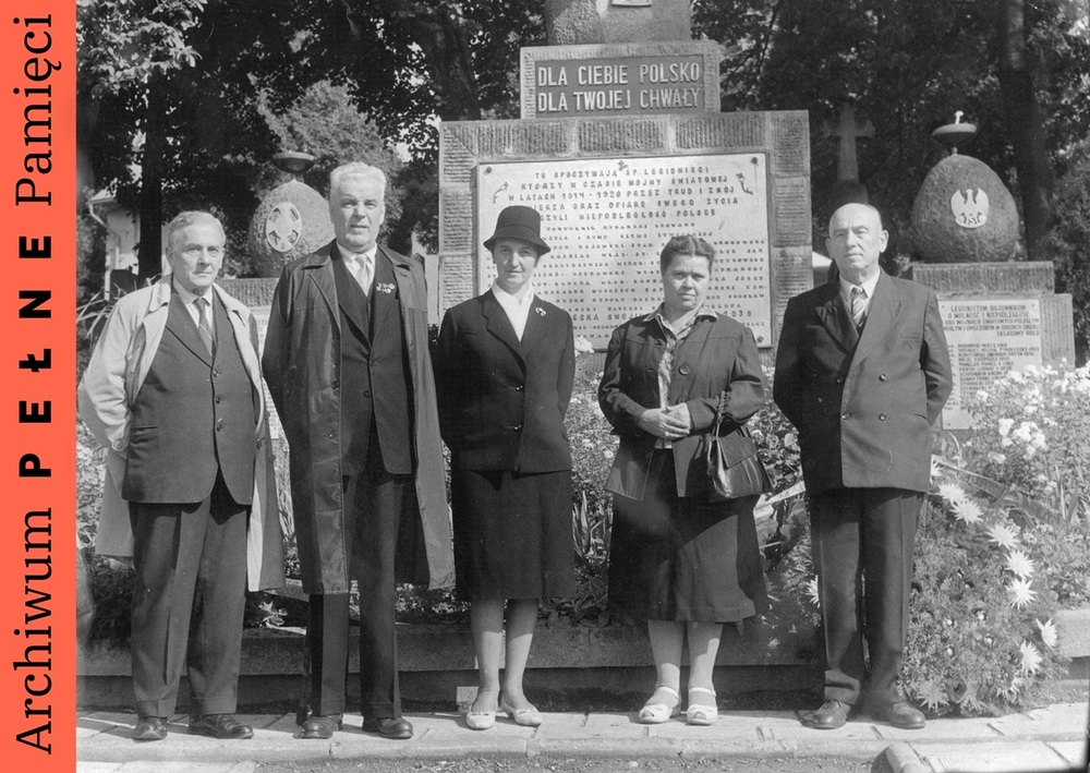 Jan Seemann z żoną Stanisławą przy pomniku poświęconym poległym i zmarłym żołnierzom Legionów Polskich z terenu Żywca, IPN Ka 1106/3