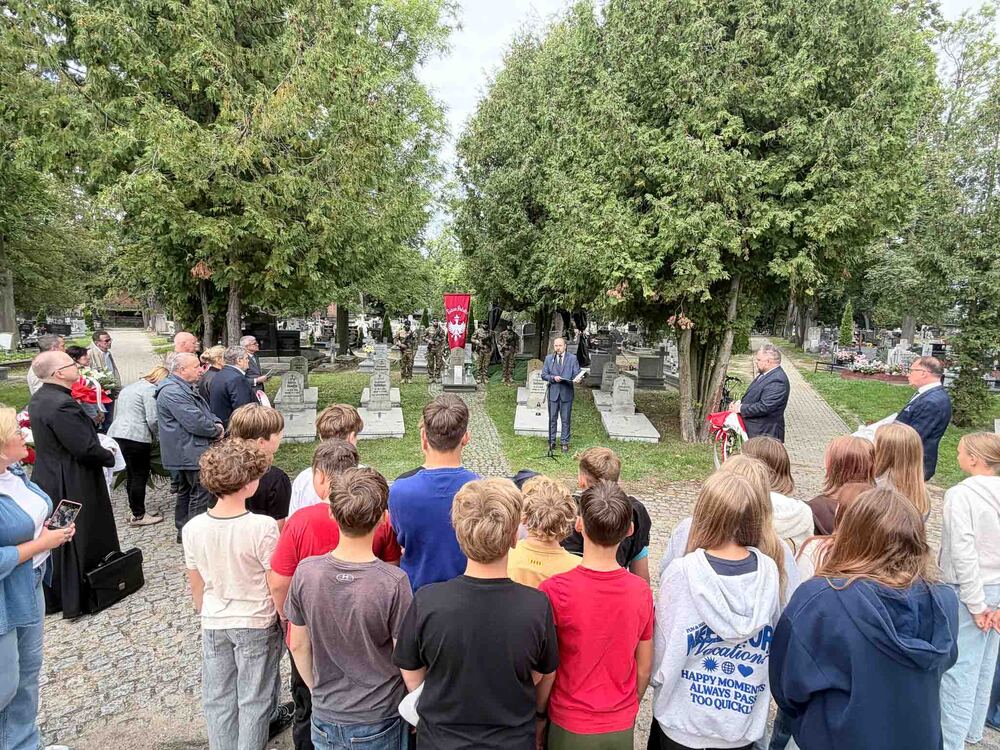 Uroczystość oznaczenia grobu powstańca śląskiego kpt. Pawła Cymsa znakiem pamięci „Tobie Polsko”. Fot.: Monika Fifer, Urząd Miasta Gniezna