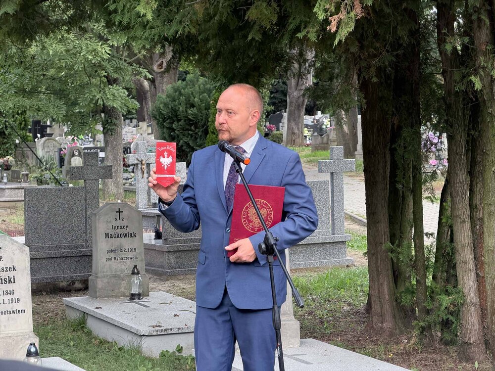 Uroczystość oznaczenia grobu powstańca śląskiego kpt. Pawła Cymsa znakiem pamięci „Tobie Polsko”. Fot.: Monika Fifer, Urząd Miasta Gniezna