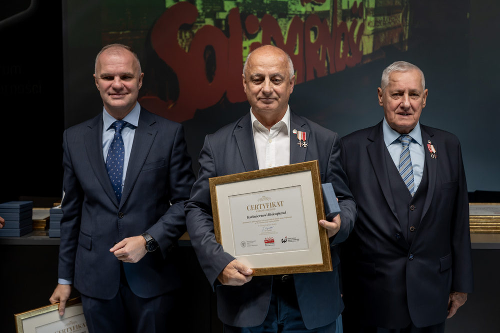 Wręczenie medali z okazji 45. rocznicy wprowadzenia stanu wojennego. Fot.: IPN Krzysztof Łojko