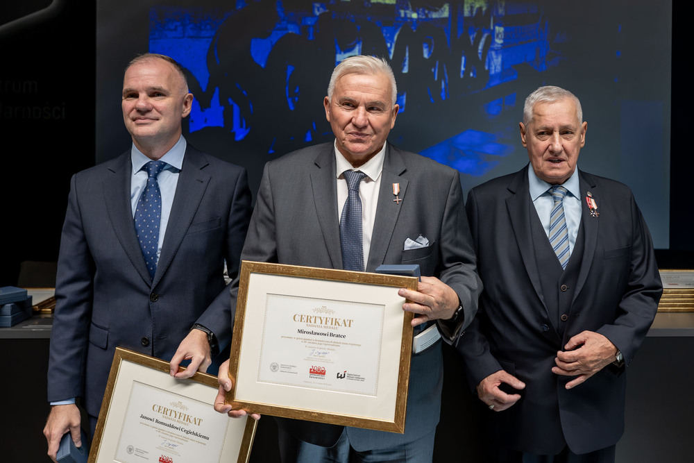 Wręczenie medali z okazji 45. rocznicy wprowadzenia stanu wojennego. Fot.: IPN Krzysztof Łojko