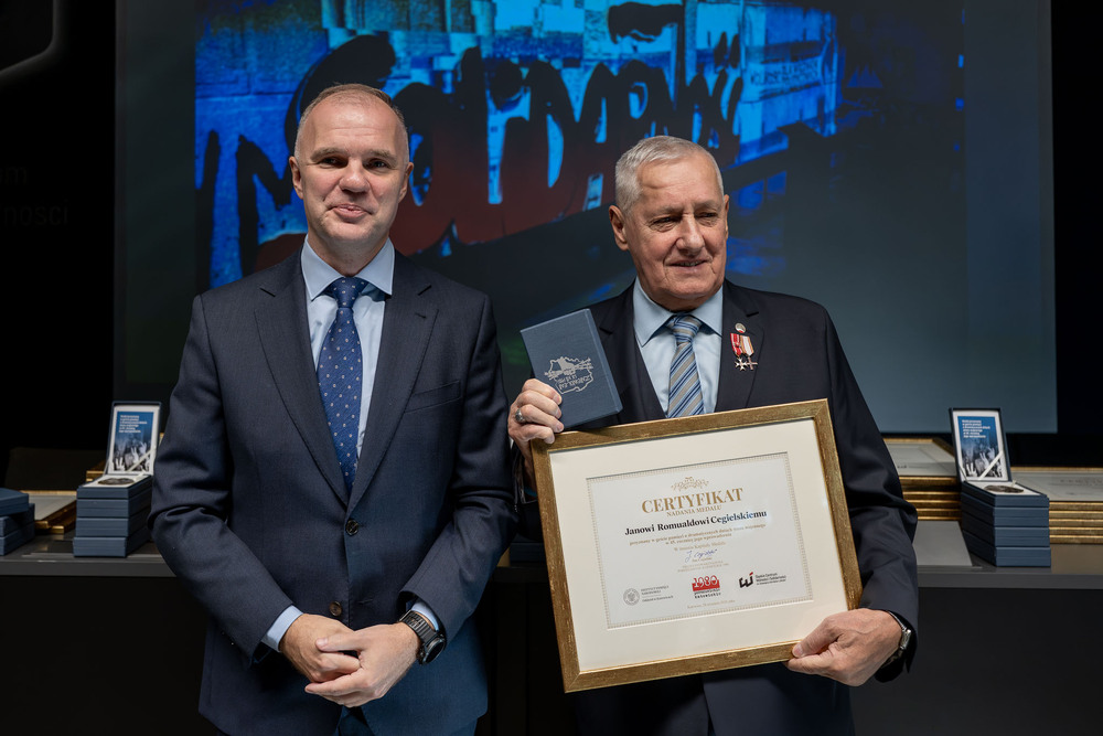 Wręczenie medali z okazji 45. rocznicy wprowadzenia stanu wojennego. Fot.: IPN Krzysztof Łojko
