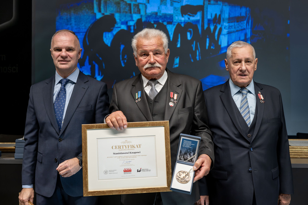 Wręczenie medali z okazji 45. rocznicy wprowadzenia stanu wojennego. Fot.: IPN Krzysztof Łojko