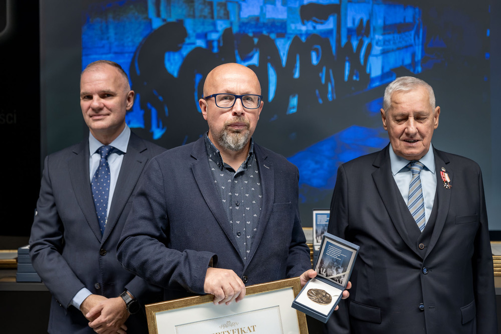 Wręczenie medali z okazji 45. rocznicy wprowadzenia stanu wojennego. Fot.: IPN Krzysztof Łojko