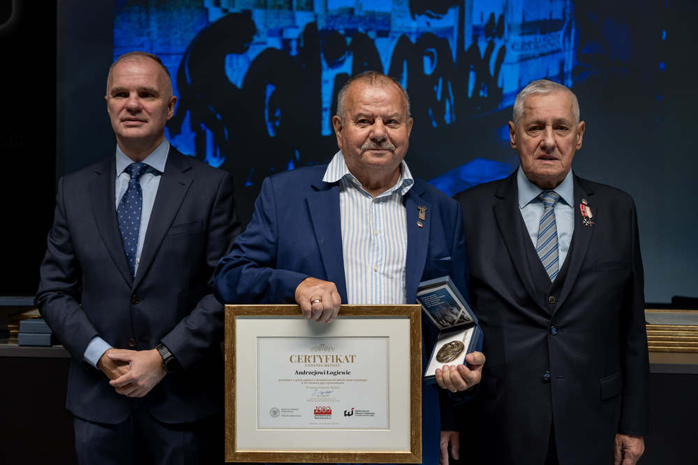 Wręczenie medali z okazji 45. rocznicy wprowadzenia stanu wojennego. Fot.: IPN Krzysztof Łojko