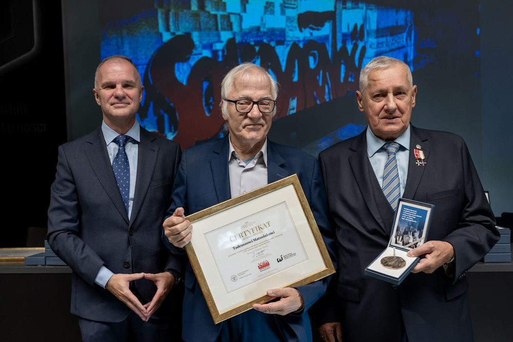 Wręczenie medali z okazji 45. rocznicy wprowadzenia stanu wojennego. Fot.: IPN Krzysztof Łojko