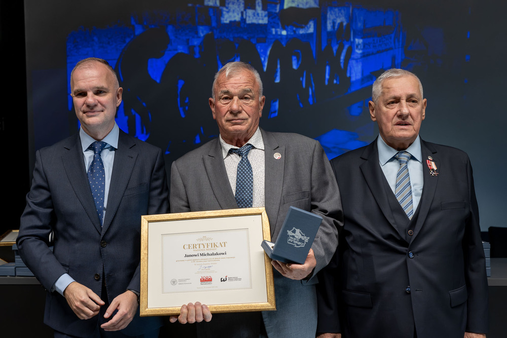 Wręczenie medali z okazji 45. rocznicy wprowadzenia stanu wojennego. Fot.: IPN Krzysztof Łojko