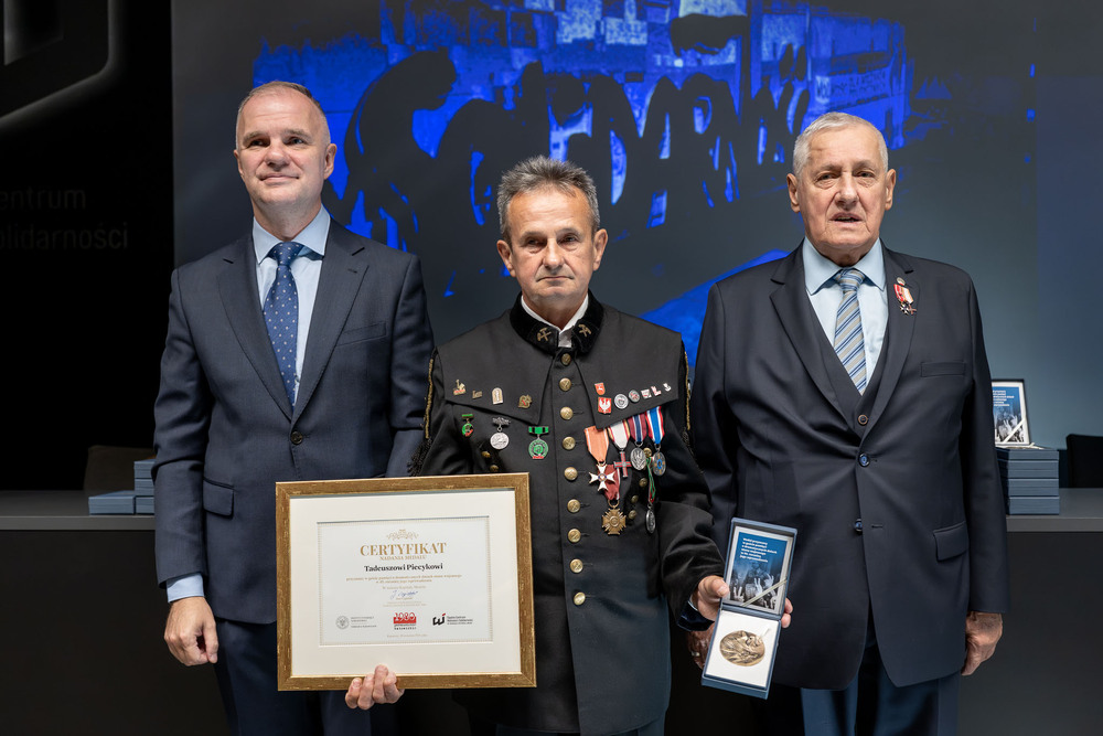 Wręczenie medali z okazji 45. rocznicy wprowadzenia stanu wojennego. Fot.: IPN Krzysztof Łojko
