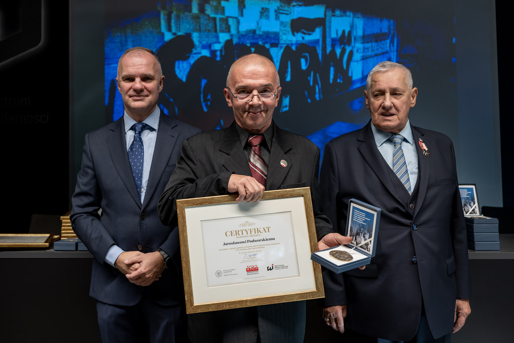 Wręczenie medali z okazji 45. rocznicy wprowadzenia stanu wojennego. Fot.: IPN Krzysztof Łojko