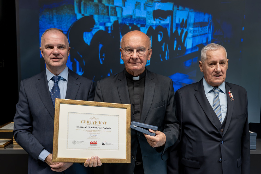 Wręczenie medali z okazji 45. rocznicy wprowadzenia stanu wojennego. Fot.: IPN Krzysztof Łojko