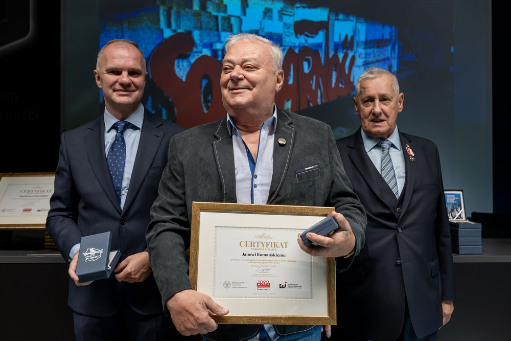 Wręczenie medali z okazji 45. rocznicy wprowadzenia stanu wojennego. Fot.: IPN Krzysztof Łojko