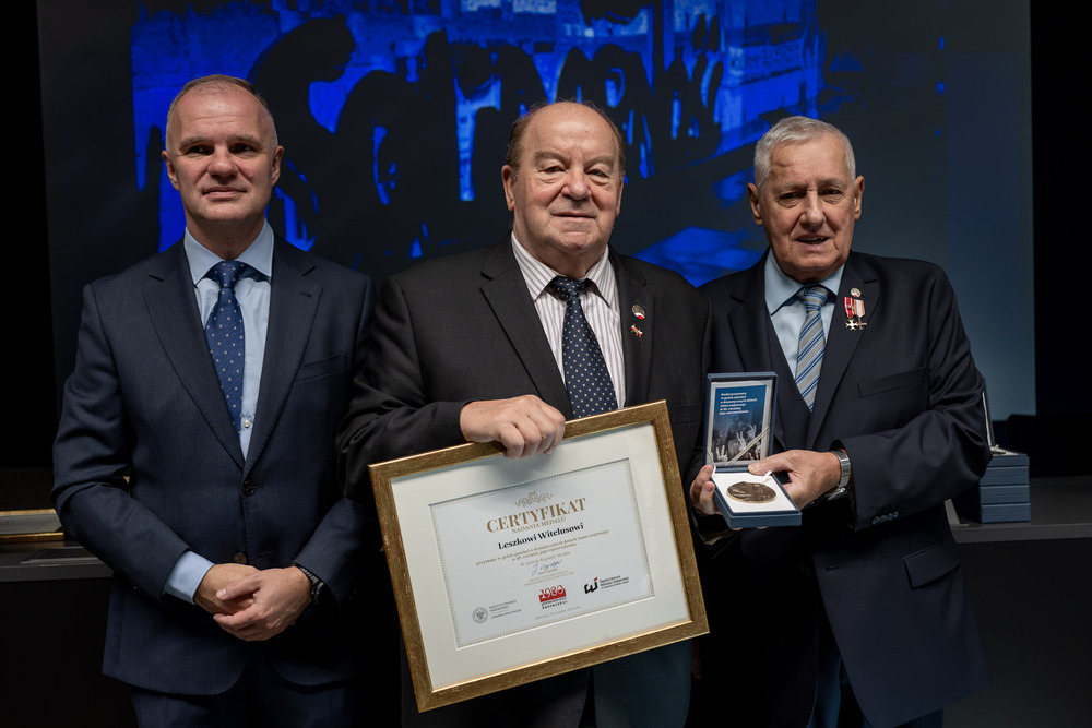 Wręczenie medali z okazji 45. rocznicy wprowadzenia stanu wojennego. Fot.: IPN Krzysztof Łojko