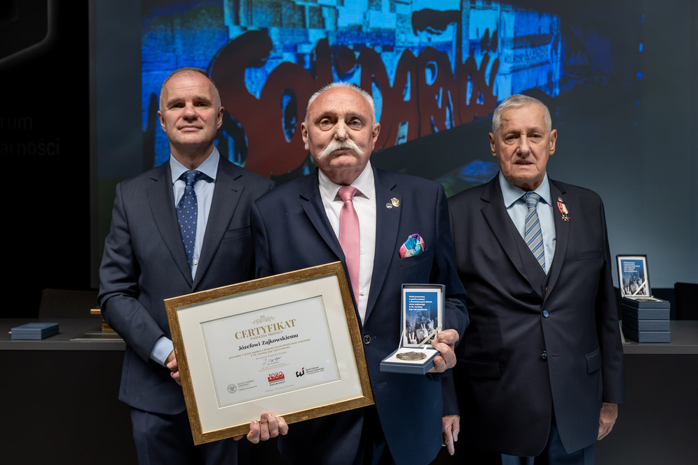 Wręczenie medali z okazji 45. rocznicy wprowadzenia stanu wojennego. Fot.: IPN Krzysztof Łojko