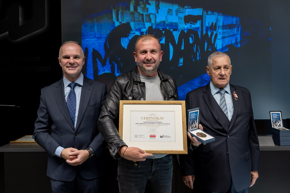Wręczenie medali z okazji 45. rocznicy wprowadzenia stanu wojennego. Fot.: IPN Krzysztof Łojko