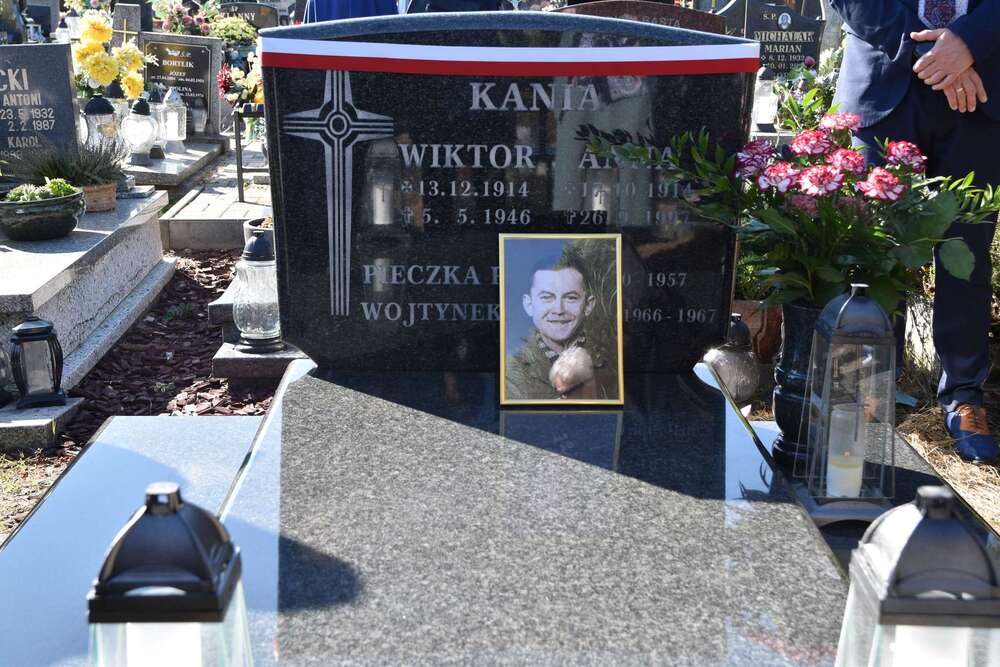 Uroczystość oznaczenia mogiły Wiktora Kani plakietą „Grób weterana walk o wolność i niepodległość Polski”. Fot.: Bartosz Szostak (IPN)