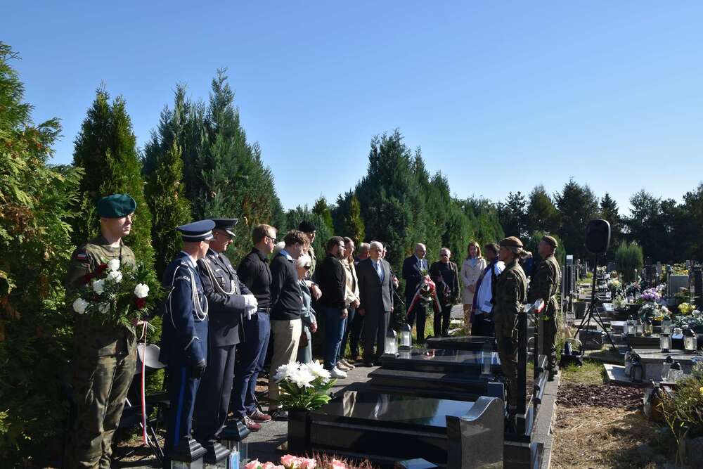 Uroczystość oznaczenia mogiły Wiktora Kani plakietą „Grób weterana walk o wolność i niepodległość Polski”. Fot.: Bartosz Szostak (IPN)