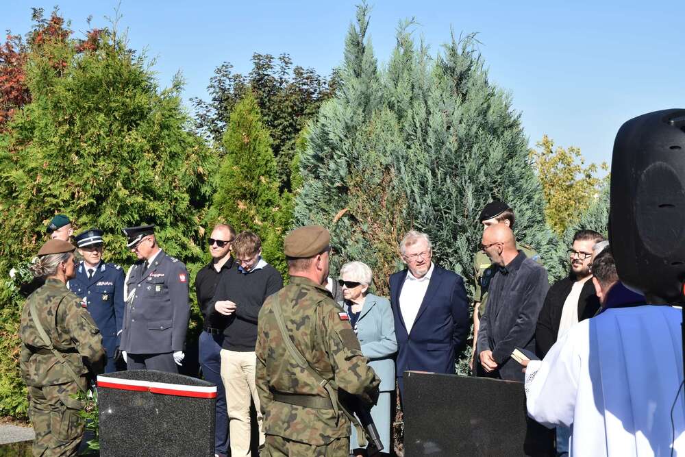 Uroczystość oznaczenia mogiły Wiktora Kani plakietą „Grób weterana walk o wolność i niepodległość Polski”. Fot.: Bartosz Szostak (IPN)