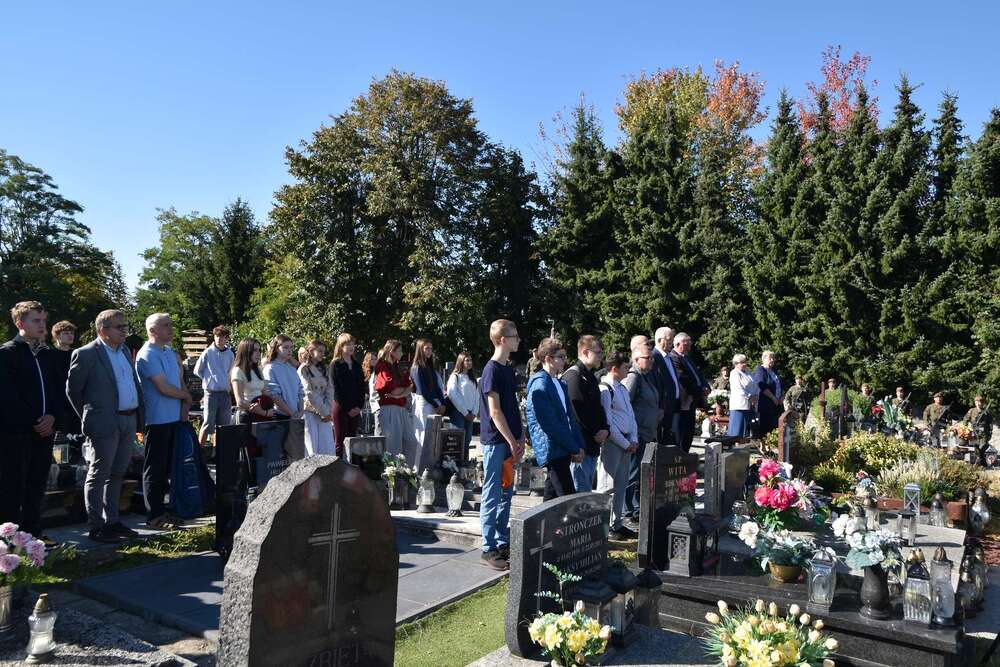 Uroczystość oznaczenia mogiły Wiktora Kani plakietą „Grób weterana walk o wolność i niepodległość Polski”. Fot.: Bartosz Szostak (IPN)