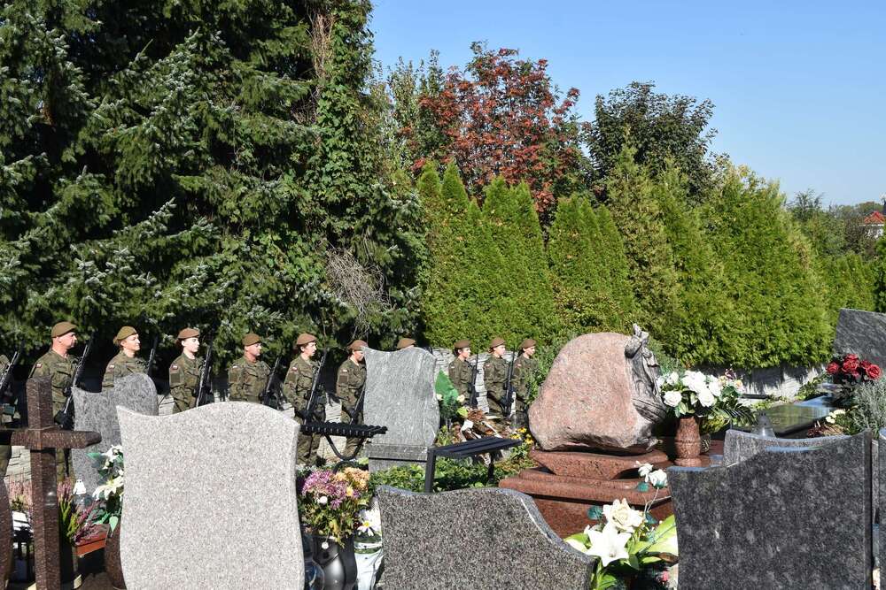 Uroczystość oznaczenia mogiły Wiktora Kani plakietą „Grób weterana walk o wolność i niepodległość Polski”. Fot.: Bartosz Szostak (IPN)