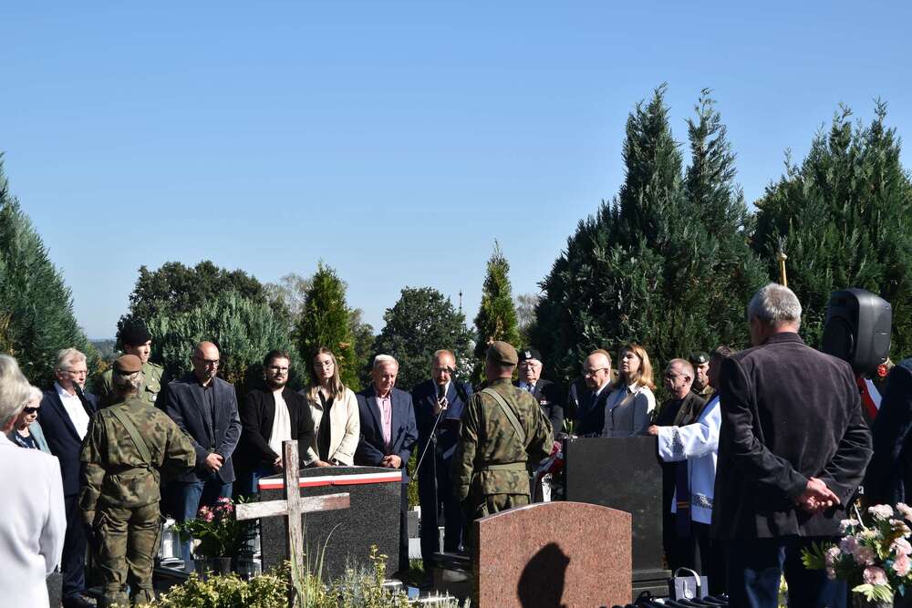 Uroczystość oznaczenia mogiły Wiktora Kani plakietą „Grób weterana walk o wolność i niepodległość Polski”. Fot.: Bartosz Szostak (IPN)