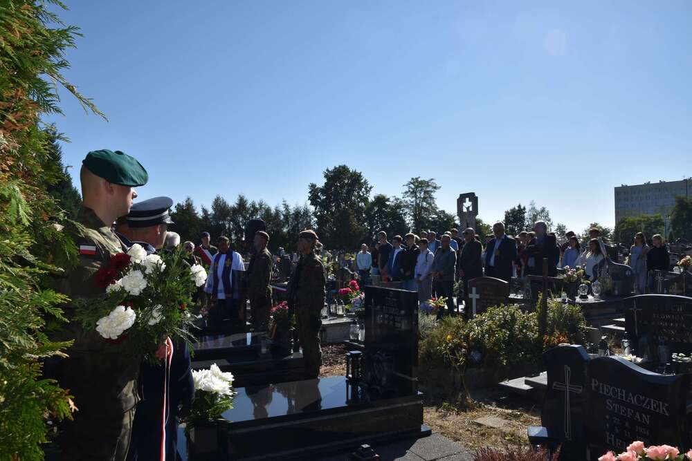 Uroczystość oznaczenia mogiły Wiktora Kani plakietą „Grób weterana walk o wolność i niepodległość Polski”. Fot.: Bartosz Szostak (IPN)