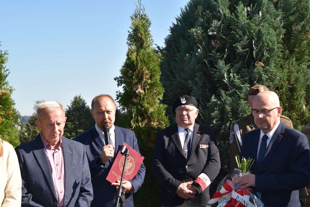 Uroczystość oznaczenia mogiły Wiktora Kani plakietą „Grób weterana walk o wolność i niepodległość Polski”. Fot.: Bartosz Szostak (IPN)