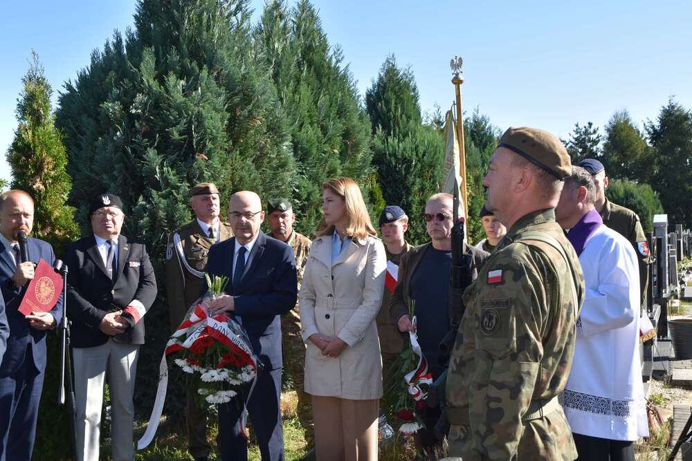 Uroczystość oznaczenia mogiły Wiktora Kani plakietą „Grób weterana walk o wolność i niepodległość Polski”. Fot.: Bartosz Szostak (IPN)