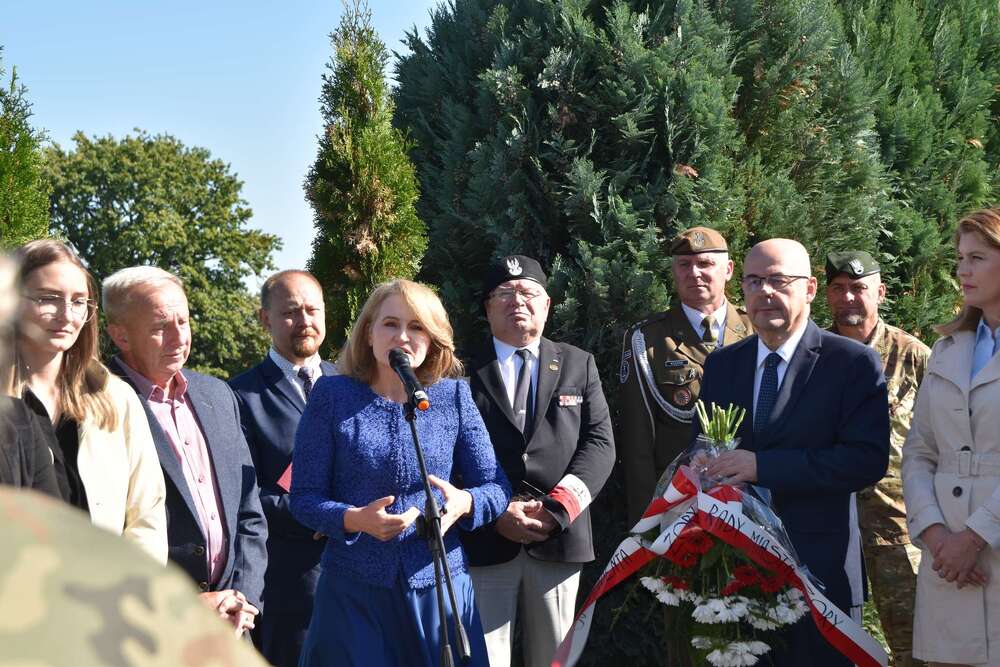 Uroczystość oznaczenia mogiły Wiktora Kani plakietą „Grób weterana walk o wolność i niepodległość Polski”. Fot.: Bartosz Szostak (IPN)