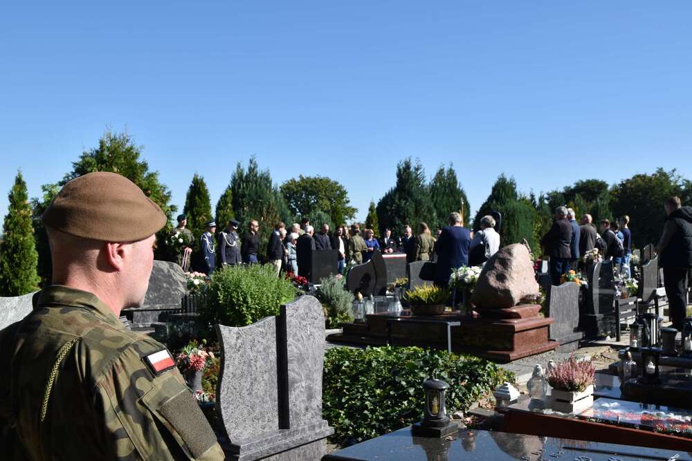 Uroczystość oznaczenia mogiły Wiktora Kani plakietą „Grób weterana walk o wolność i niepodległość Polski”. Fot.: Bartosz Szostak (IPN)