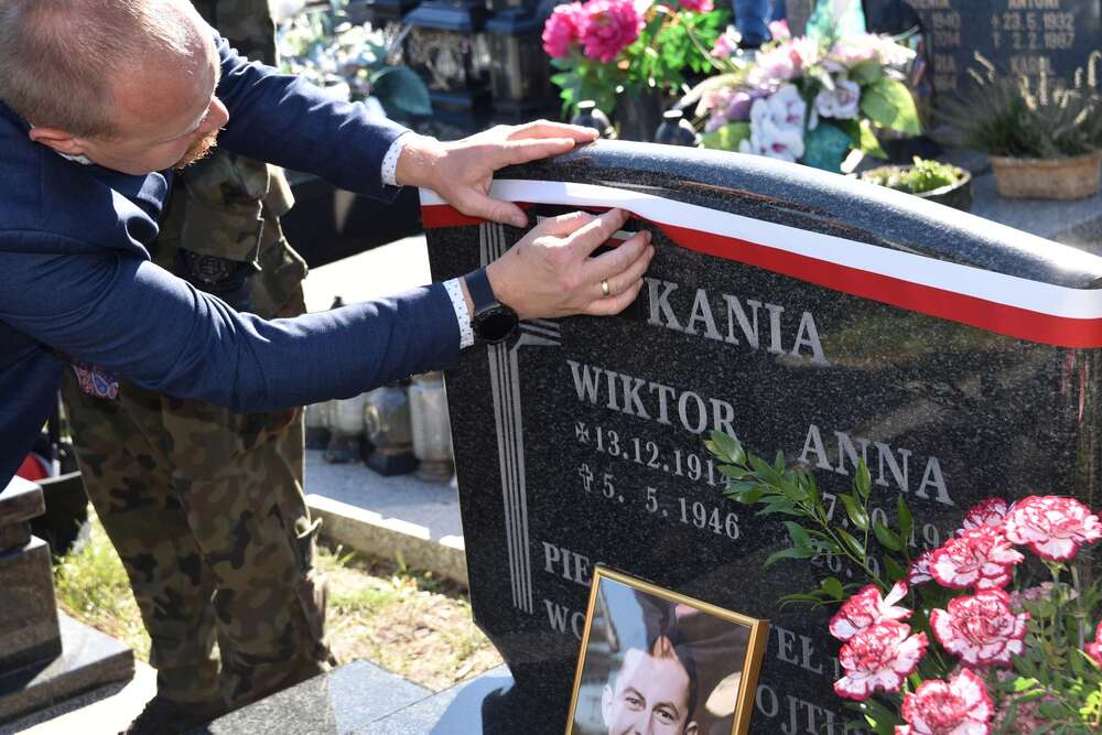 Uroczystość oznaczenia mogiły Wiktora Kani plakietą „Grób weterana walk o wolność i niepodległość Polski”. Fot.: Bartosz Szostak (IPN)
