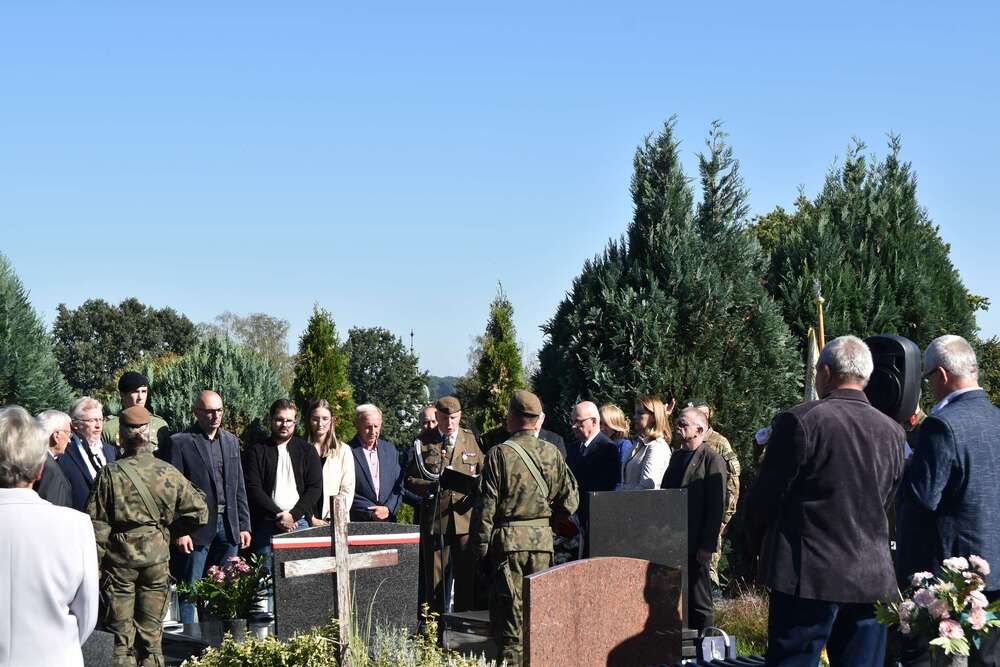 Uroczystość oznaczenia mogiły Wiktora Kani plakietą „Grób weterana walk o wolność i niepodległość Polski”. Fot.: Bartosz Szostak (IPN)