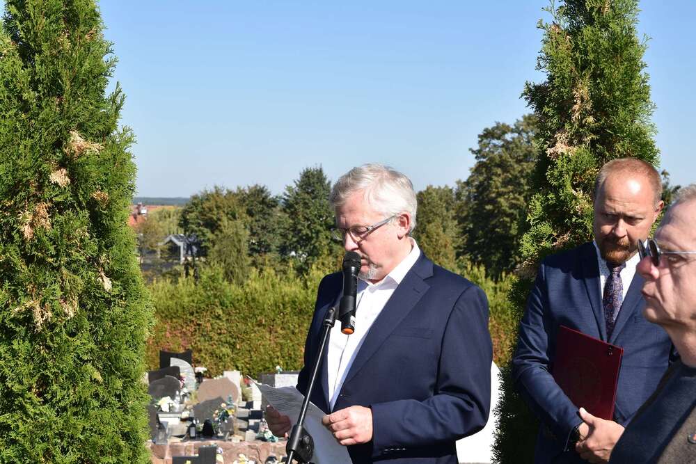 Uroczystość oznaczenia mogiły Wiktora Kani plakietą „Grób weterana walk o wolność i niepodległość Polski”. Fot.: Bartosz Szostak (IPN)
