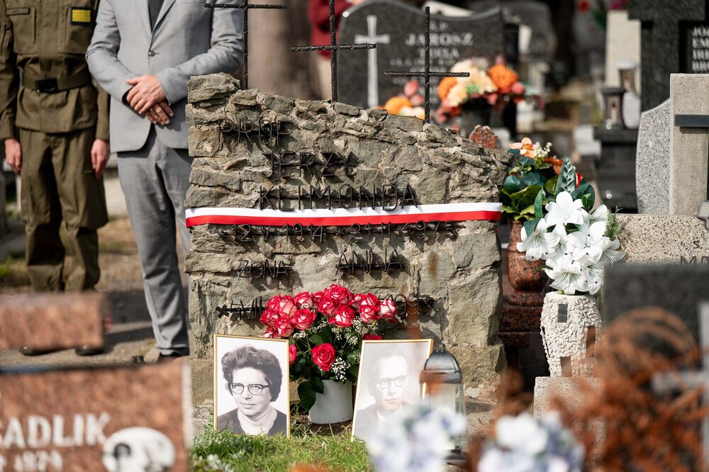 Uroczystość oznaczenia mogiły Anny i Jerzego Klimondów plakietą „Grób weterana walk o wolność i niepodległość Polski”. Fot.: IPN Krzysztof Łojko