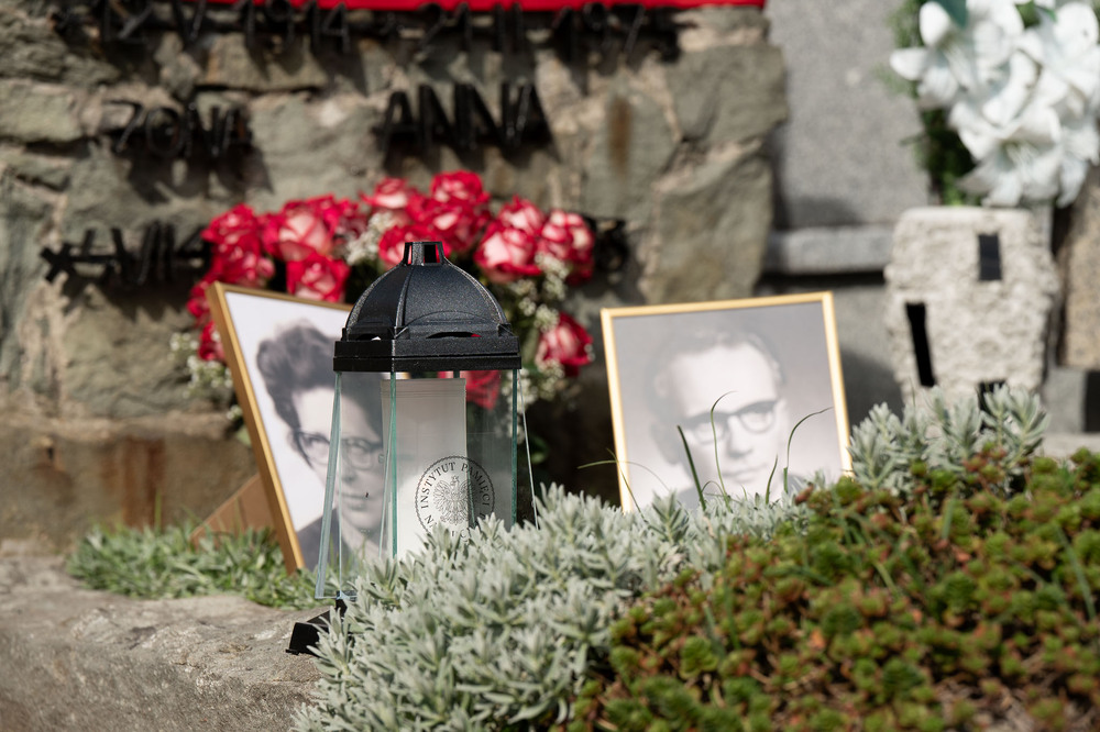 Uroczystość oznaczenia mogiły Anny i Jerzego Klimondów plakietą „Grób weterana walk o wolność i niepodległość Polski”. Fot.: IPN Krzysztof Łojko