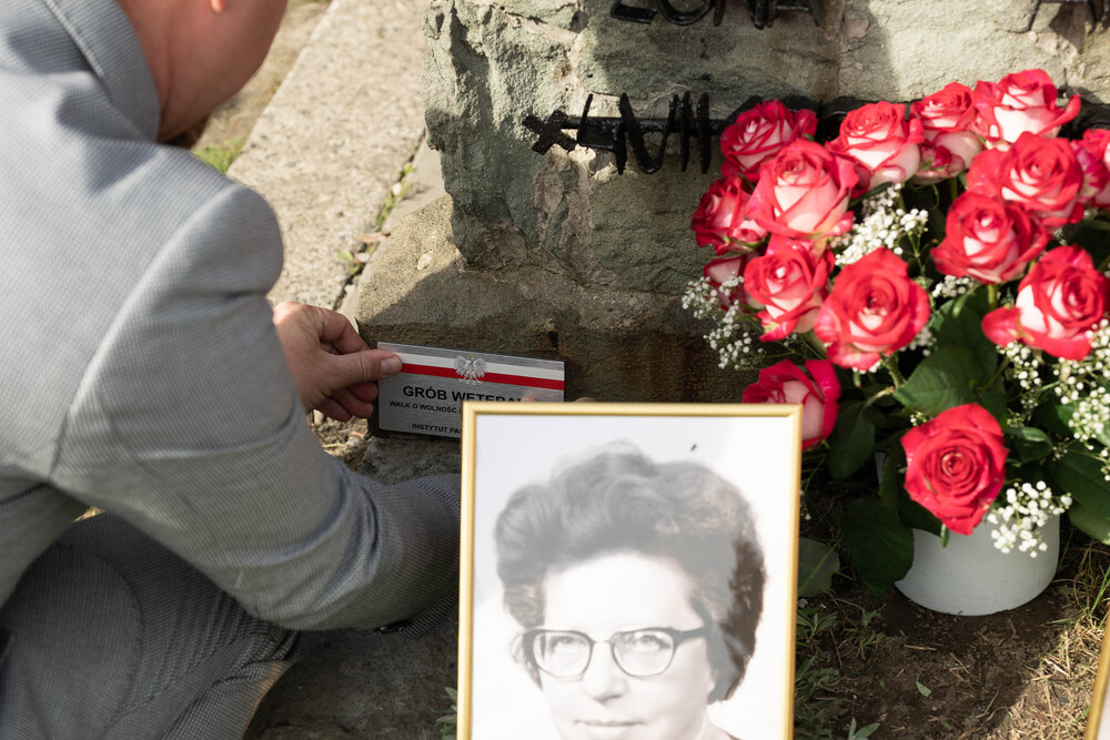 Uroczystość oznaczenia mogiły Anny i Jerzego Klimondów plakietą „Grób weterana walk o wolność i niepodległość Polski”. Fot.: IPN Krzysztof Łojko