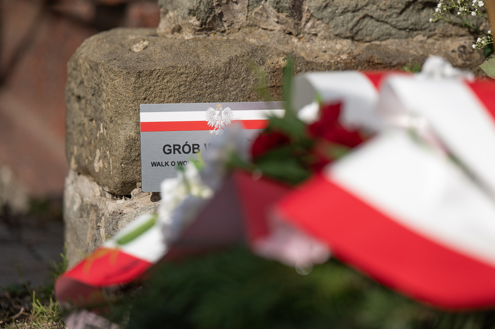 Uroczystość oznaczenia mogiły Anny i Jerzego Klimondów plakietą „Grób weterana walk o wolność i niepodległość Polski”. Fot.: IPN Krzysztof Łojko