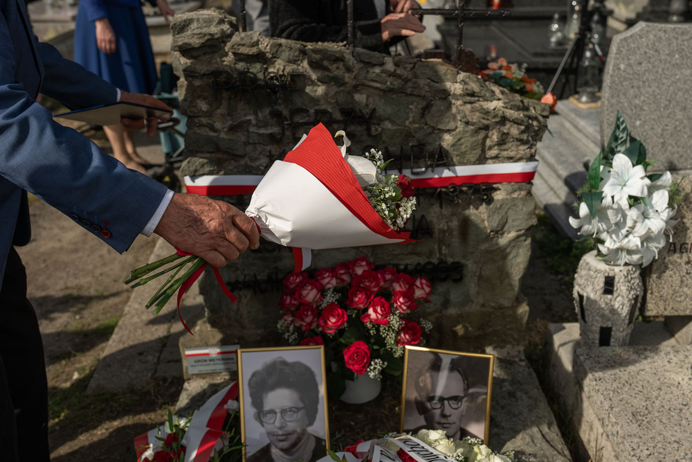 Uroczystość oznaczenia mogiły Anny i Jerzego Klimondów plakietą „Grób weterana walk o wolność i niepodległość Polski”. Fot.: IPN Krzysztof Łojko