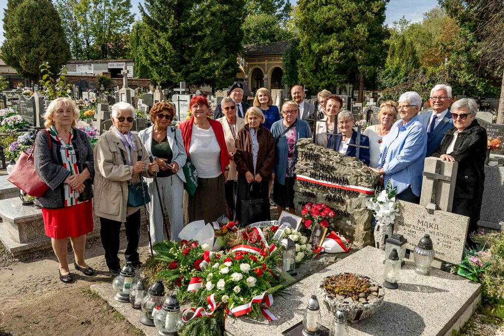 Uroczystość oznaczenia mogiły Anny i Jerzego Klimondów plakietą „Grób weterana walk o wolność i niepodległość Polski”. Fot.: IPN Krzysztof Łojko